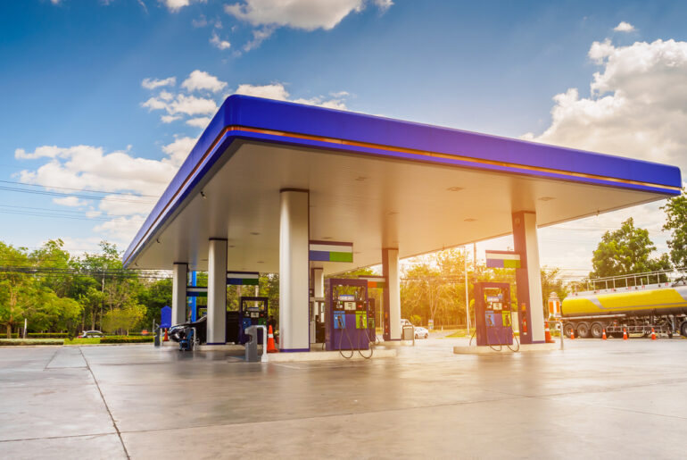 Estación de servicio electrolinera punto de recarga