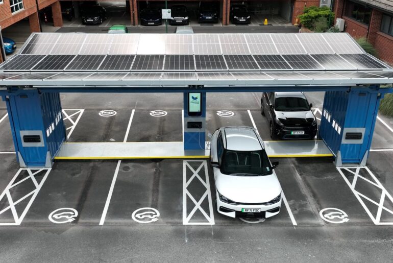 Recarga de vehículos eléctricos, paneles solares y almacenamiento de energía en baterías: ventajas de las redes inteligentes (smart grids) para empresas y particulares