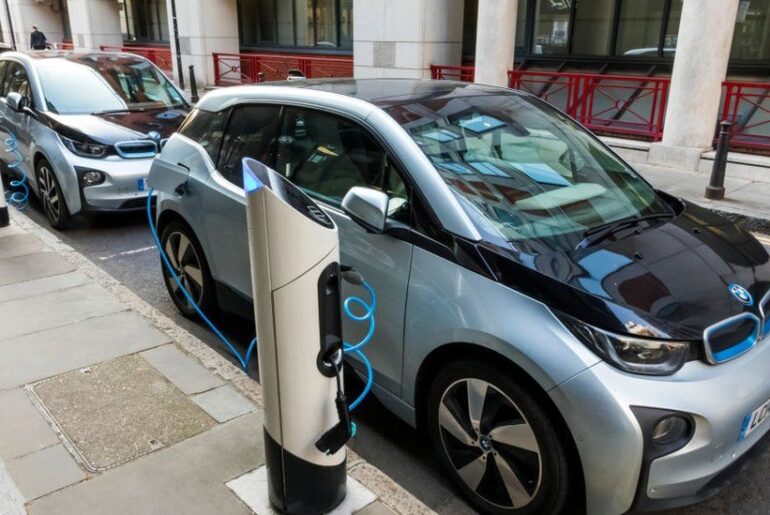 Coche eléctrico cargando en punto de recarga